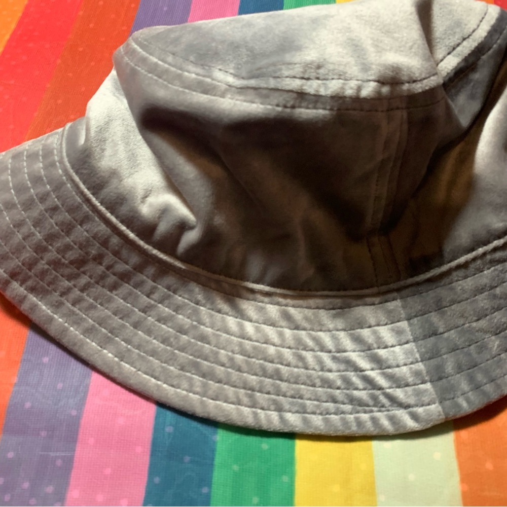 🩶 UO 🩶 Silver Velvet Bucket Hat 🩶 NWOT 🩶 Grey Lined Interior 🩶 One Size 🩶 - Picture 7 of 11